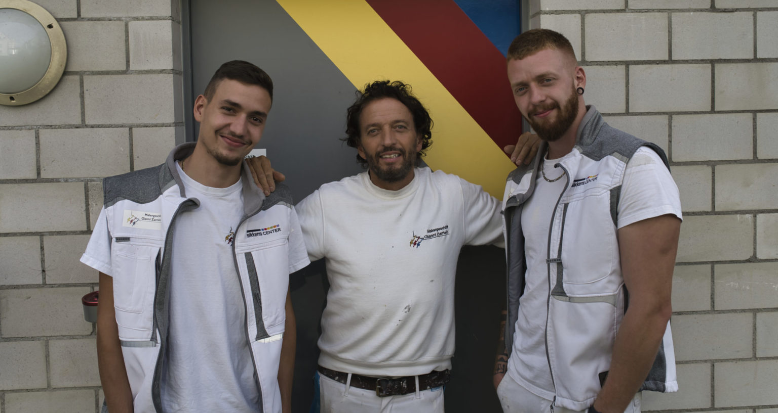 Gianni, Lorenzo und Fabrizio Zarriello vor ihrem Malergeschäft